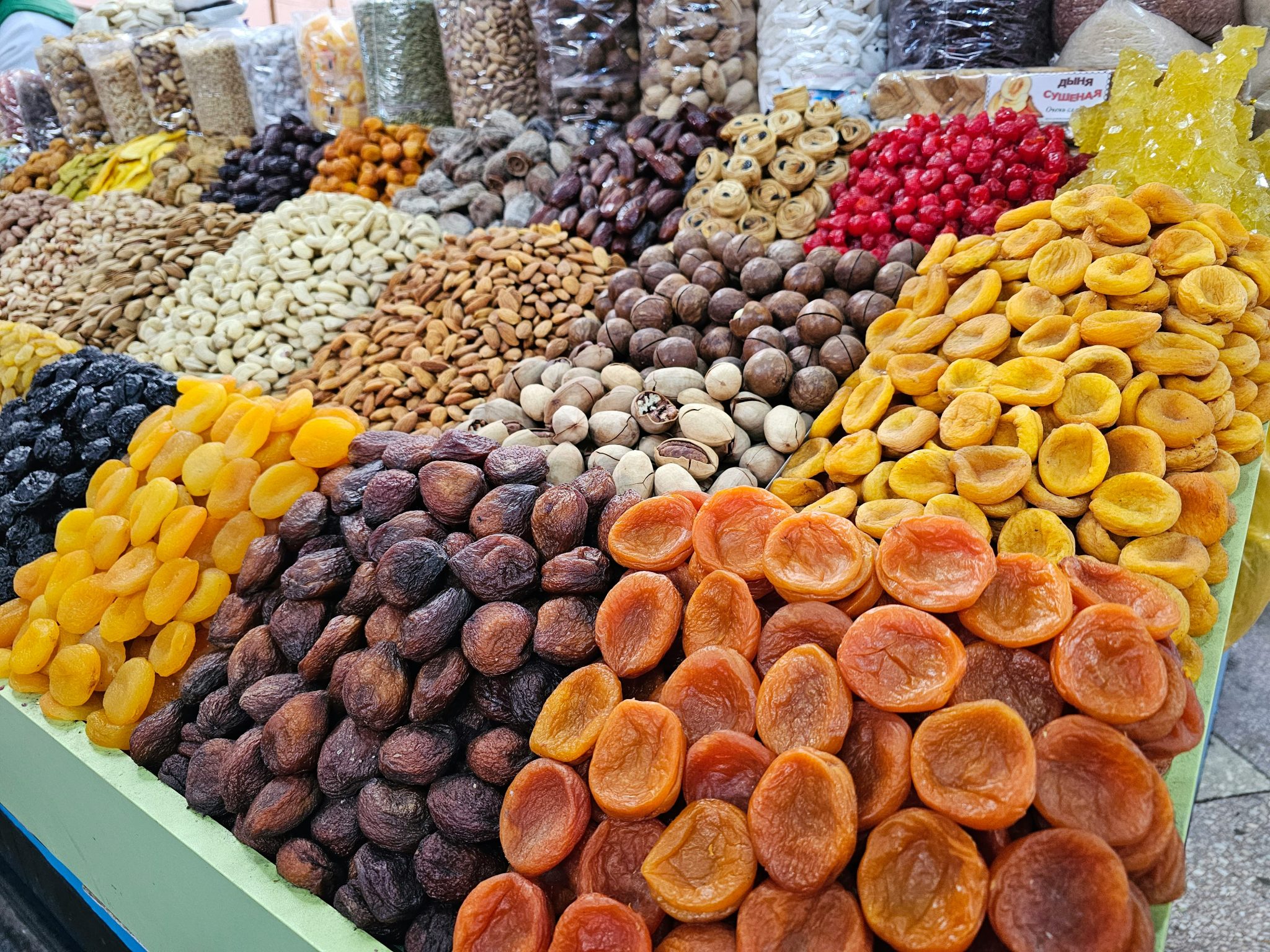 Sourcing display of nuts and dried fruits from multiple origins
